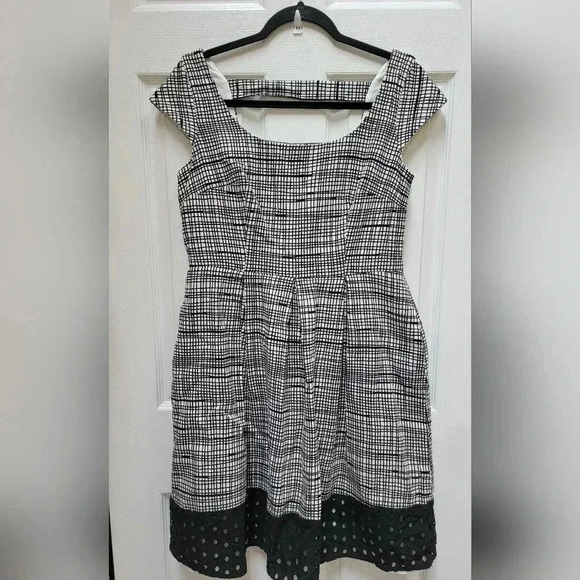 Nine West Women's Striped Eyelet Hem Back Dress Black & White Size 10 - Picture 1 of 3